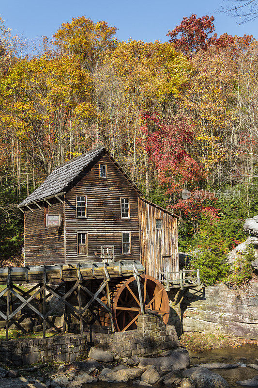 Glade Creek Mill在秋天的辉煌，垂直方向